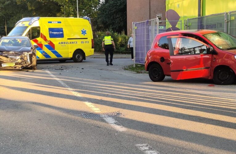 Forse schade bij ongeval op kruispunt Enschede