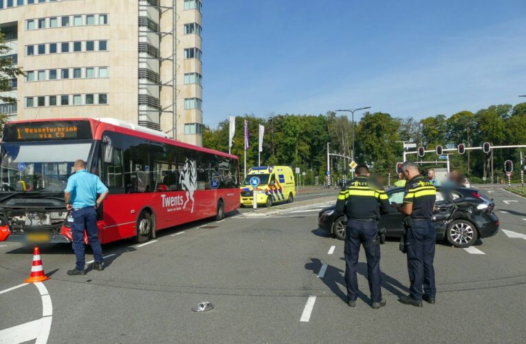 Auto botst met lijnbus in Enschede