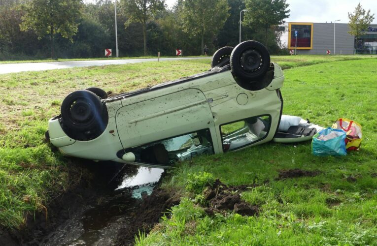 Auto vliegt uit de bocht in Enschede