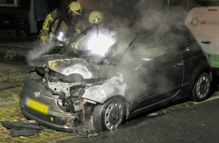 Geparkeerde auto verwoest door brand in Enschede