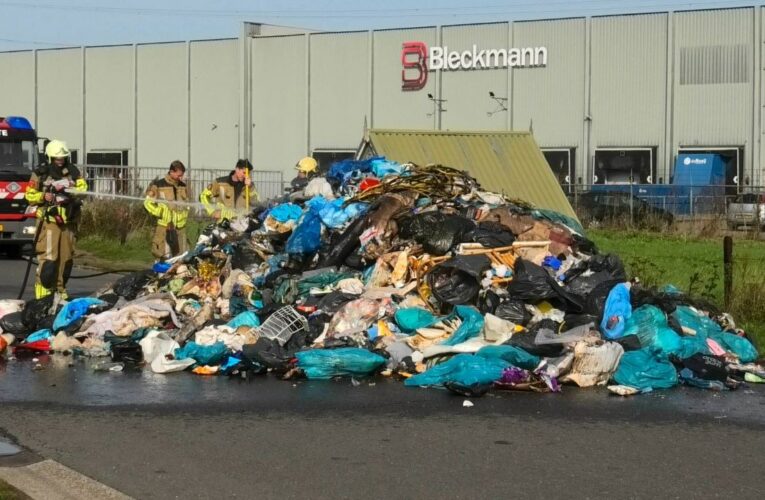 Brand in vuilniswagen in Enschede inhoud op straat