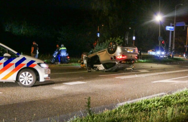 Auto slaat over de kop in Enschede, ravage op de weg