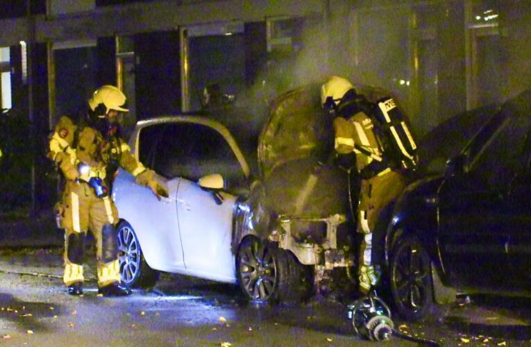 Geparkeerde auto in brand om de hoek bij brandweer in Enschede