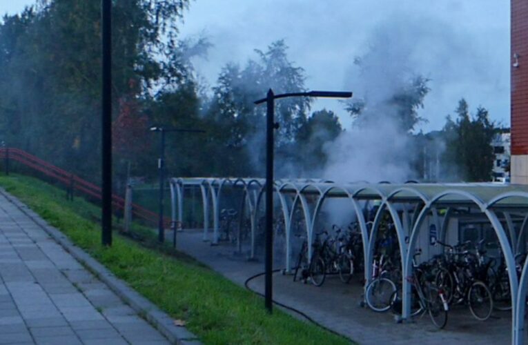 Brand naast spoor in Enschede, tiental fietsen gaan in vlammen op