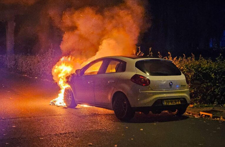 Auto vliegt in brand tijdens rijden in Enschede