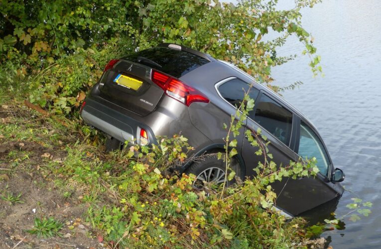 Auto met man en kind raakt te water in haven Enschede