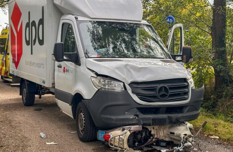 Scooterrijdster komt onder vrachtwagen terecht in Enschede