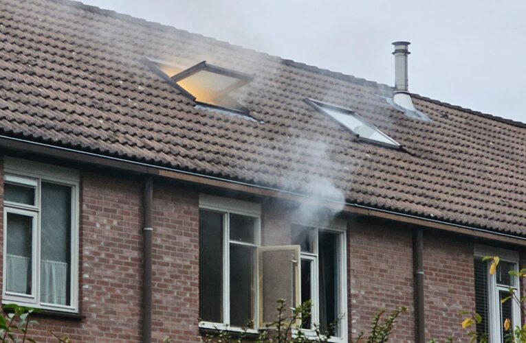 Rookontwikkeling bij woningbrand in Enschede