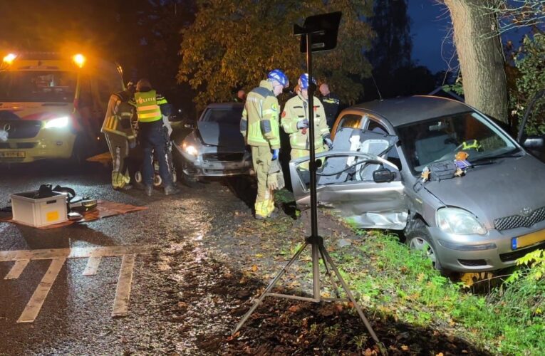 Brandweer bevrijdt vrouw uit auto na zware aanrijding in Enschede