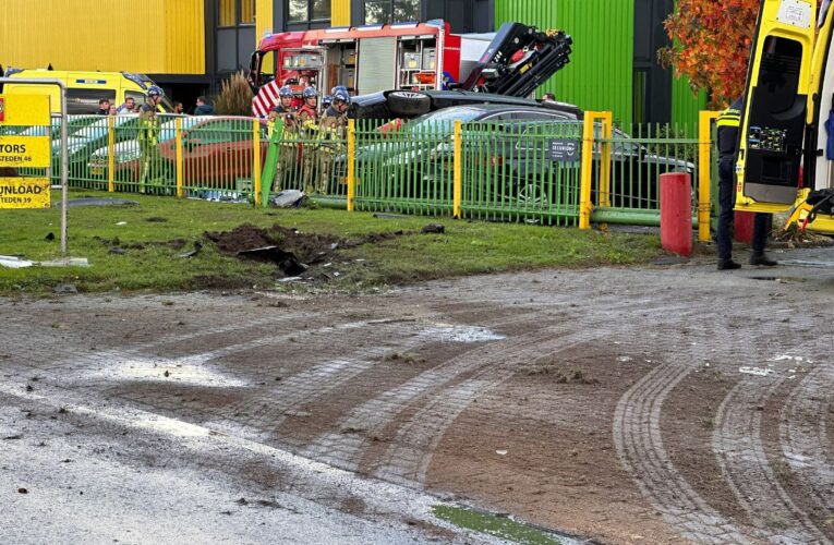 Auto rijdt door hekwerk en komt op geparkeerde auto terecht in Enschede