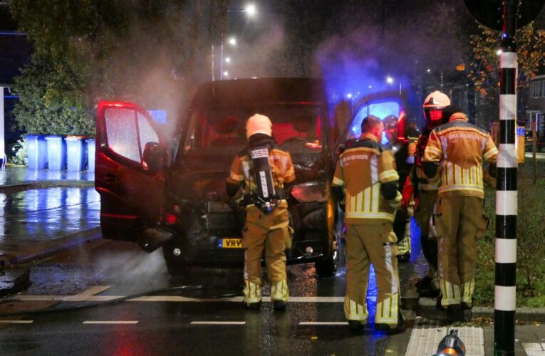 Aanrijding op de singel in Enschede, brandweer blust busje