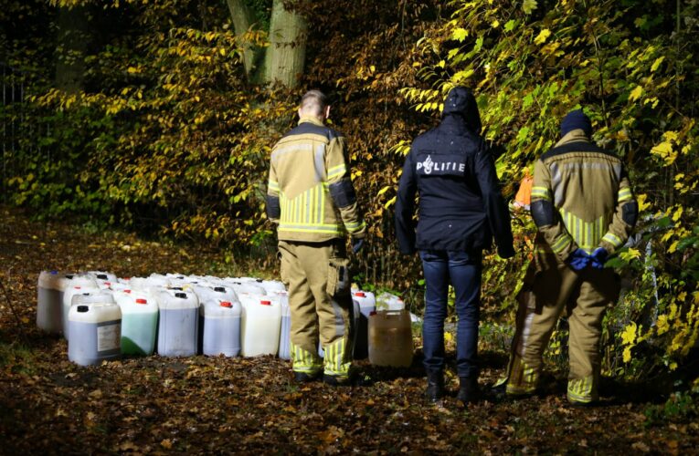 Ruim 50 vaten vermoedelijk drugsafval gedumpt naast waterzuivering in Glanerbrug