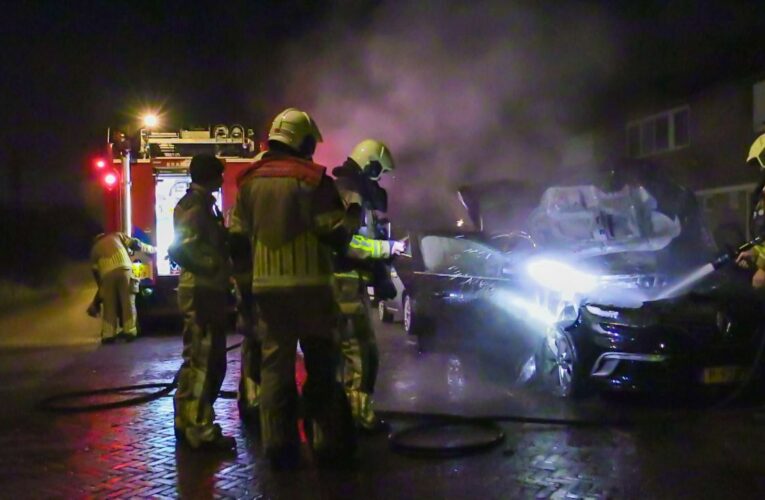 Auto aan Spoordijkstraat verwoest door brand