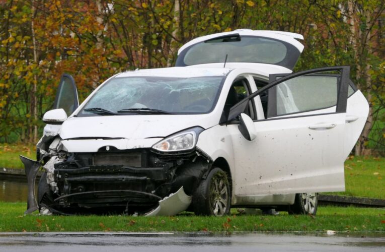 Auto raakt van de weg en ramt verkeersbord in Enschede