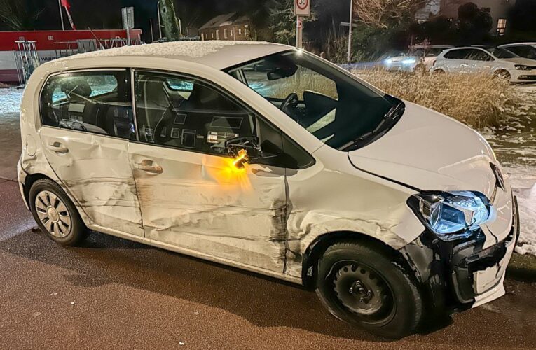 Automobilist botst met strooiwagen in Enschede