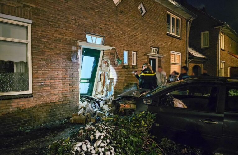 Auto komt in woning terecht door gladheid in Enschede