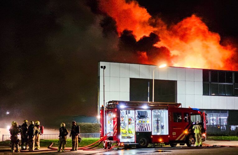 UPDATE (VIDEO) : Industriepand Enschede volledig verwoest door zeer grote brand