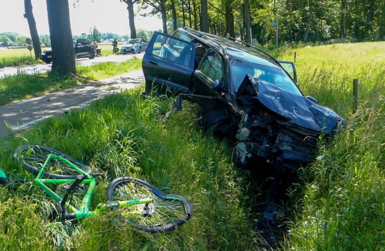 Zware aanrijding op de N733 bij Lonneker, één persoon naar het ziekenhuis