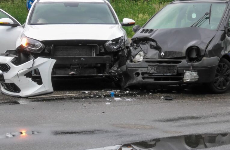 Auto’s botsen op de Broekheurne-Ring in Enschede