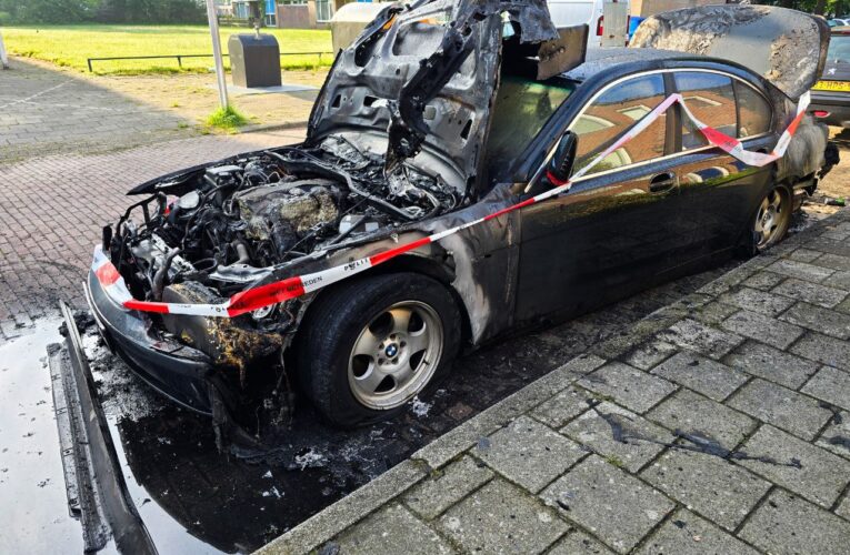 Geparkeerde auto verwoest door brand in Enschede