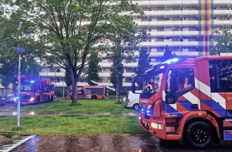 Brandweer rukt met meerdere eenheden uit voor brandmelding in flatgebouw Enschede