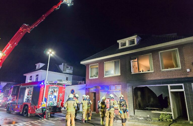 Woning onbewoonbaar door brand in Enschede, drie personen van dak gered