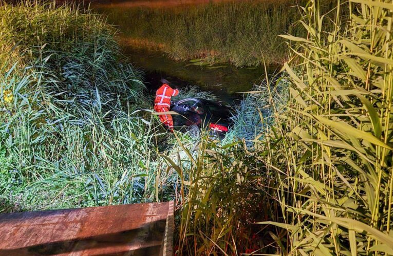 Auto raakt te water bij Grolsch Veste