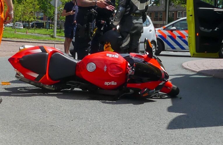 Bijrijdster motor gewond bij aanrijding in Enschede