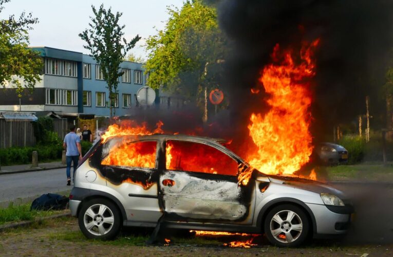 Auto gaat in vlammen op in Enschede