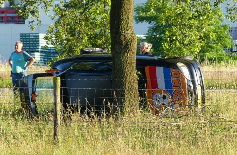 Auto op de kant bij ongeval A35 bij Enschede