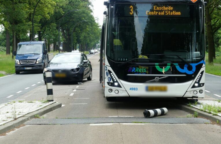 Auto en lijnbus botsen op de Gronausestraat in Enschede