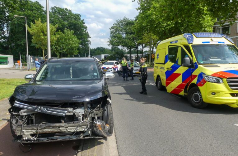 Auto’s botsen in Enschede, vrouw naar het ziekenhuis