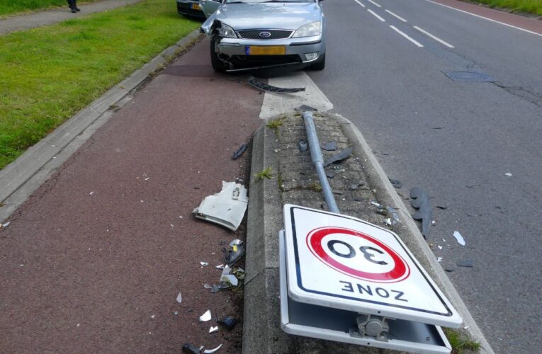 Automobilist botst op paal bij wegversmalling in Enschede, overgebracht naar het ziekenhuis