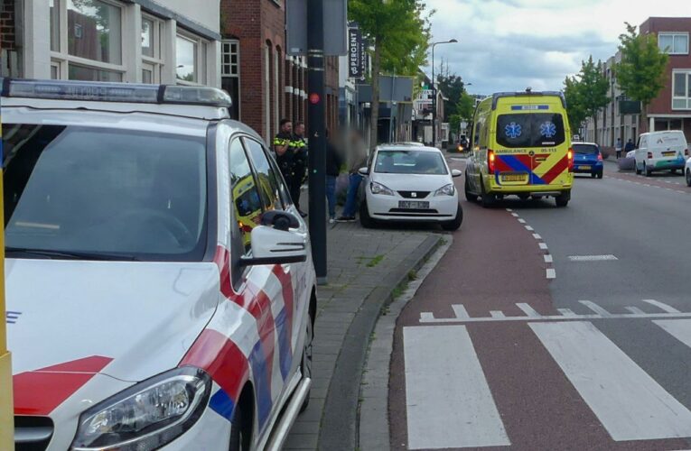 Kop-staart aanrijding in Enschede, één persoon naar het ziekenhuis