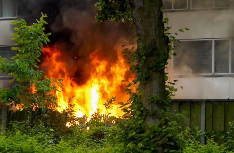 Twee personen naar het ziekenhuis na uitslaande woningbrand in Enschede, kat uit woning gered