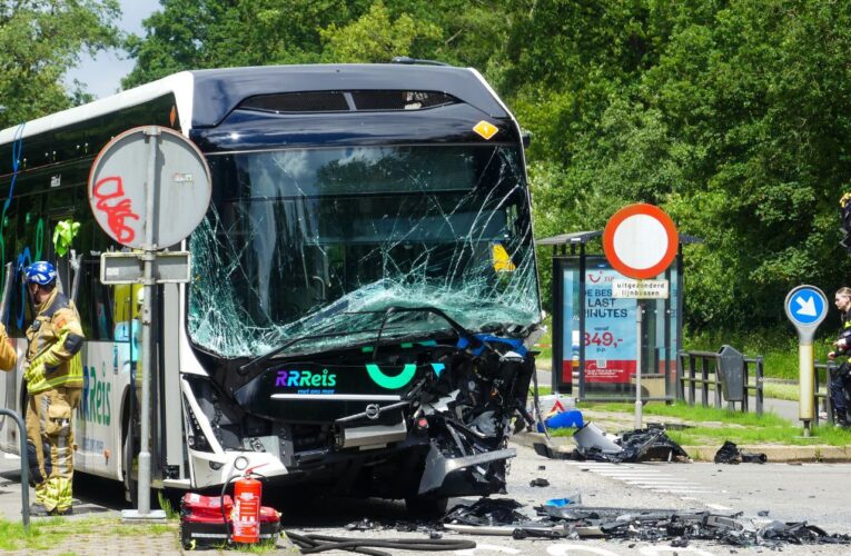 Zware aanrijding tussen lijnbus en personenauto Enschedesestraat Hengelo