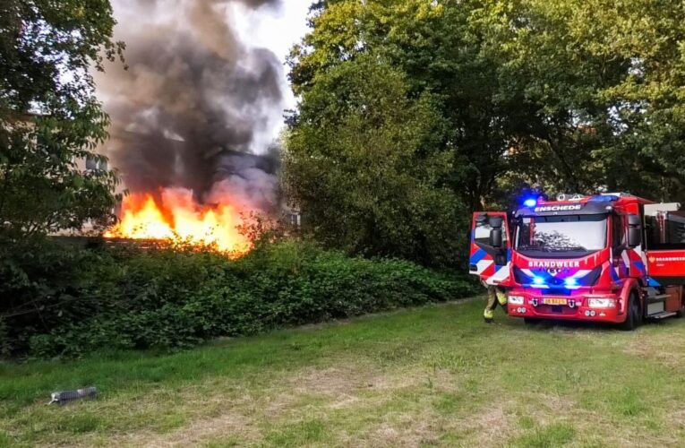 Uitslaande brand achter woning in Enschede