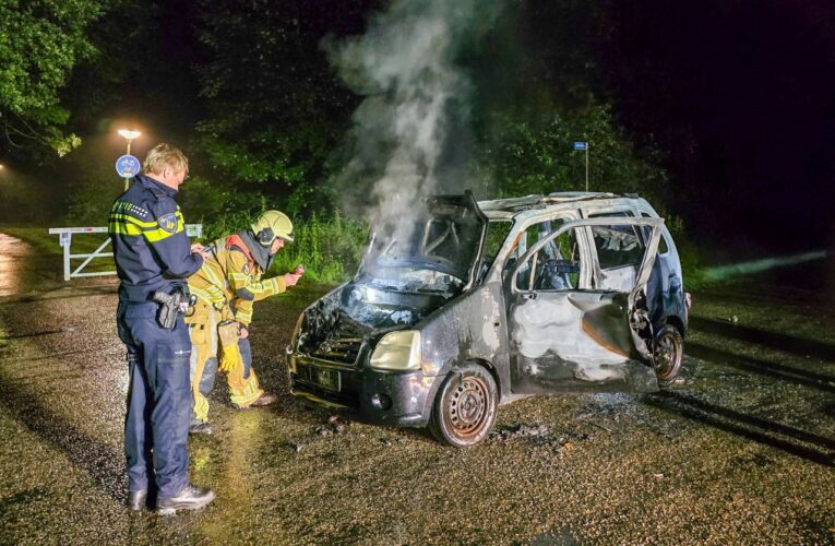 Brandende auto midden op kruising aangetroffen in Enschede