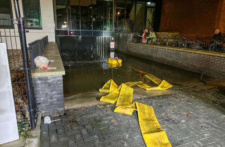Parkeergarage onder water in Enschede; schade is enorm