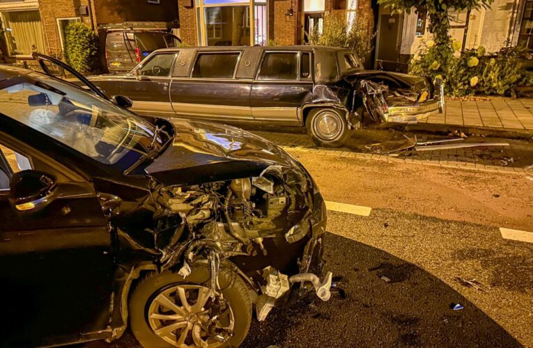 Ravage bij aanrijding in Enschede: geparkeerde limousine geramd