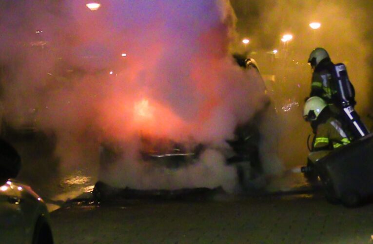 Geparkeerde auto verwoest door brand in Enschede, politie doet onderzoek