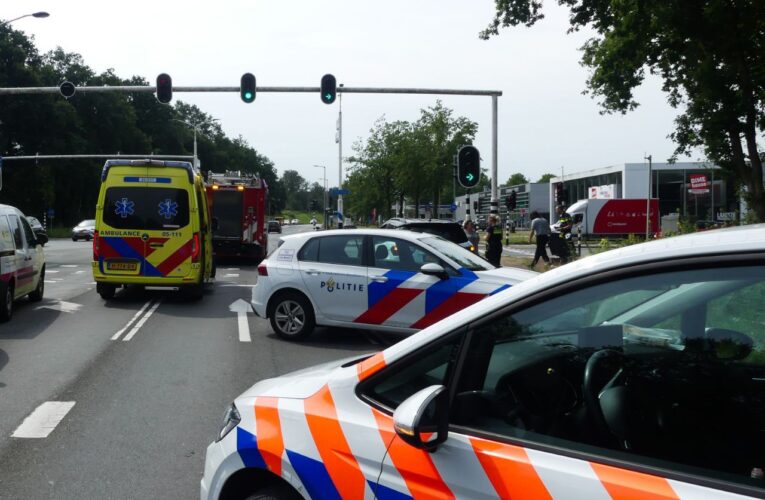 Vrouw komt onder scootmobiel terecht in Enschede, brandweer opgeroepen