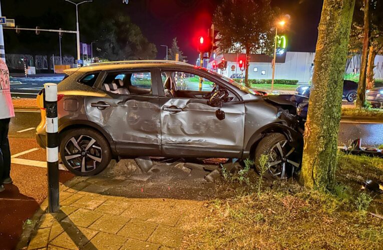 Auto vliegt uit de bocht in Enschede, ramt verkeerslicht en boom