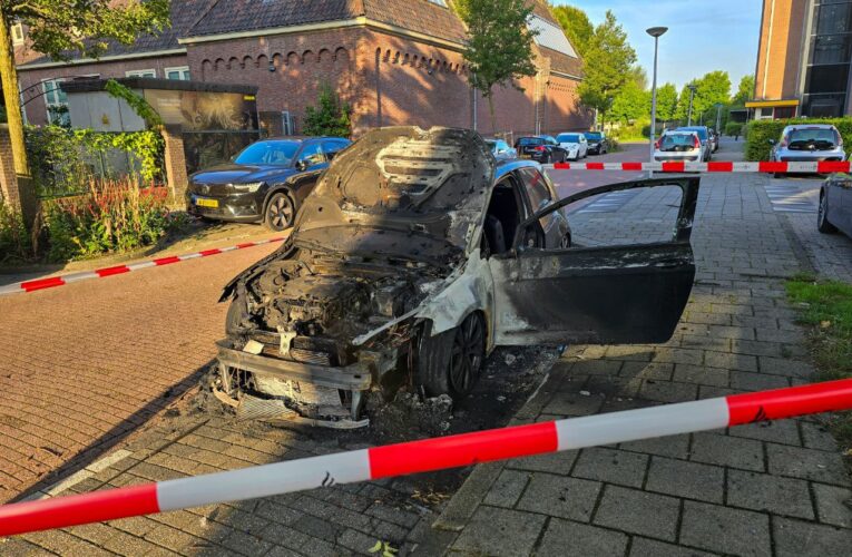 Geparkeerde auto verwoest door brand in Enschede, politie doet onderzoek