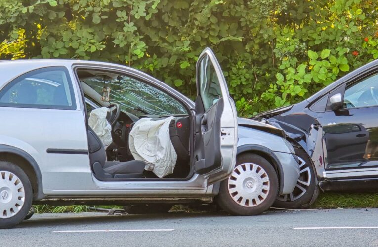 Twee personen naar het ziekenhuis na aanrijding in Enschede