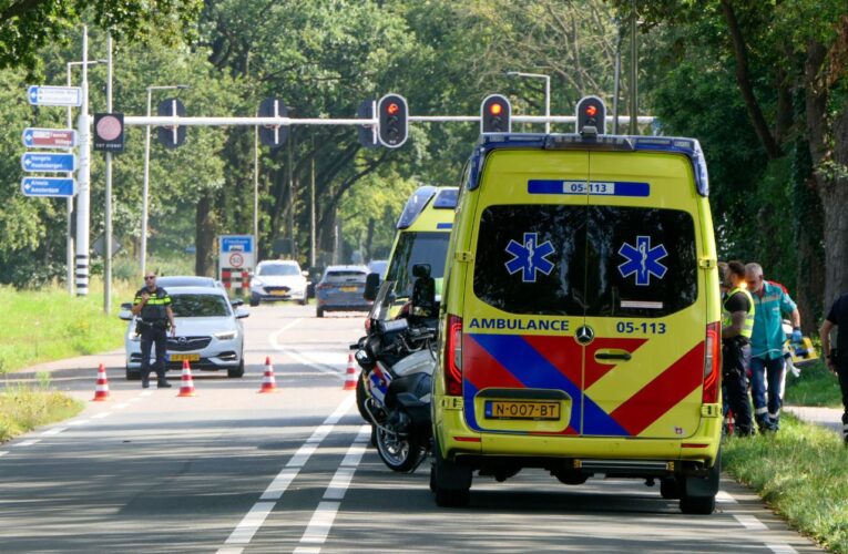 Vier auto’s botsen in Enschede, twee personen naar het ziekenhuis