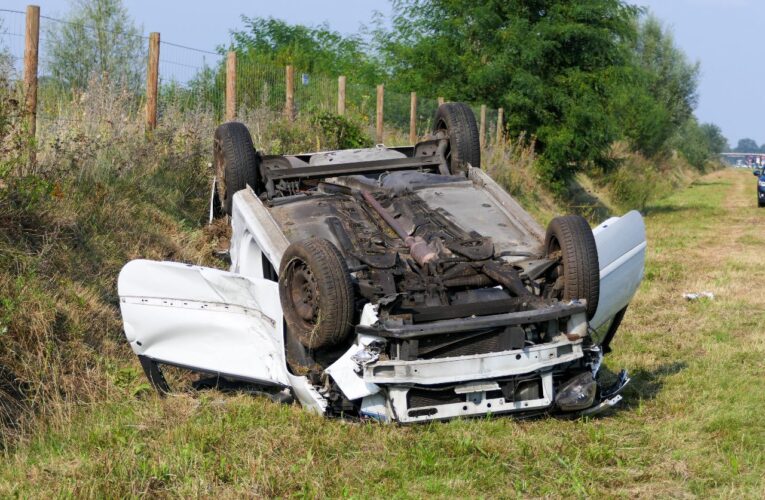 Auto slaat over de kop na aanrijding op de N18 bij Enschede