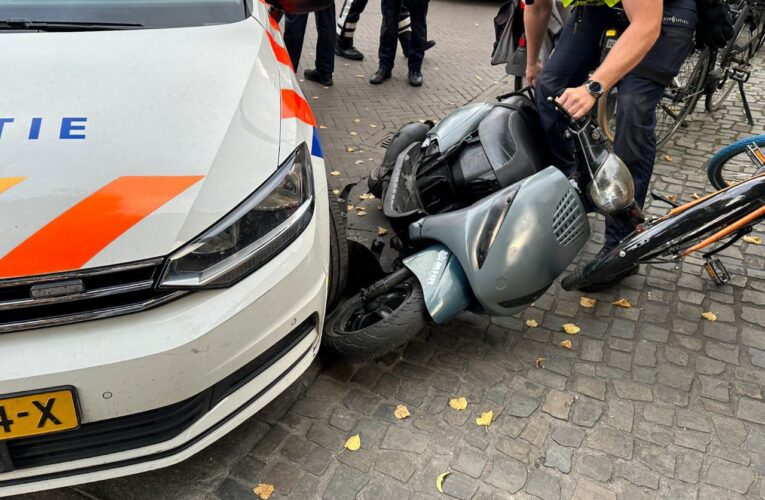 Jongemannen op scooter zonder helm door centrum Enschede: taser aangetroffen