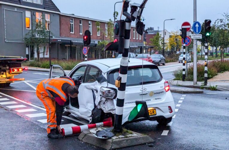 Auto botst met lijnbus en ramt verkeerslicht in Enschede