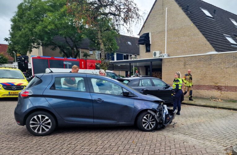 Auto botst tegen muur in Enschede